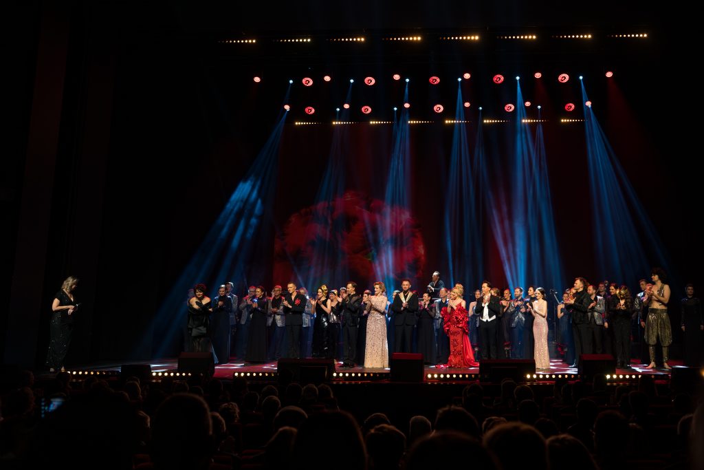 "SYLWESTROWY SHOWTIME - ZAKOŃCZENIE ROKU W WIELKIM STYLU!